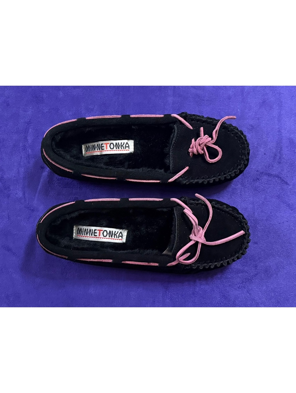 Minnetonka Classic Black Pink Women's moccasins size 6 NWT